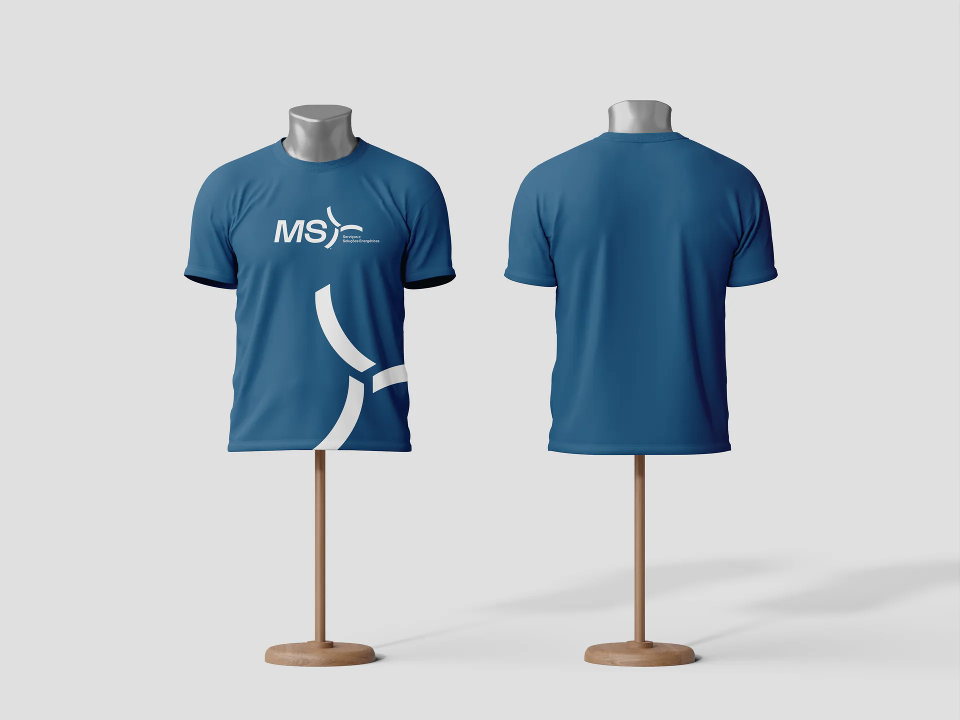 Uniforme MS — camiseta azul com grafismo da marca