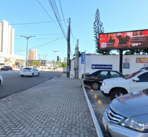 Painel de LED veiculado na Av. Rogaciano Leite